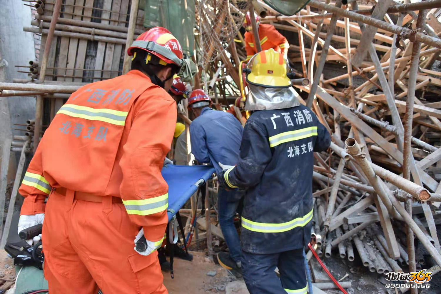 通報5個搶險隊60名消防員出戰緊急營救鐵山港坍塌事故被困者