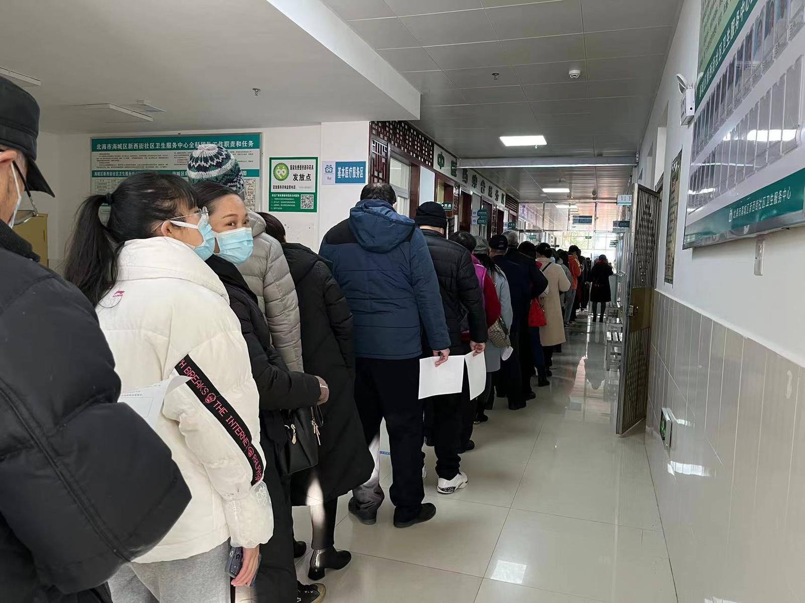 排队排到了门口今天的北海皮肤医院新冠疫苗接种点挤爆了