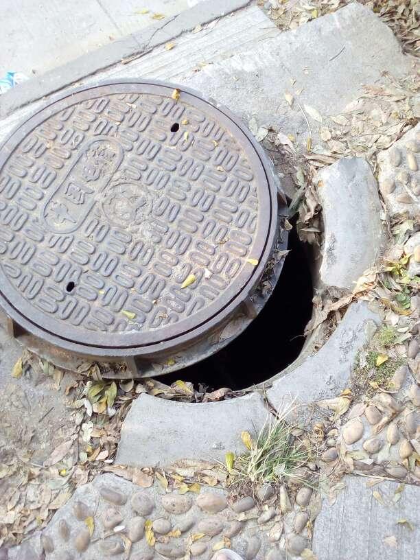 云南路柏悦尊府后面,有井盖未盖好