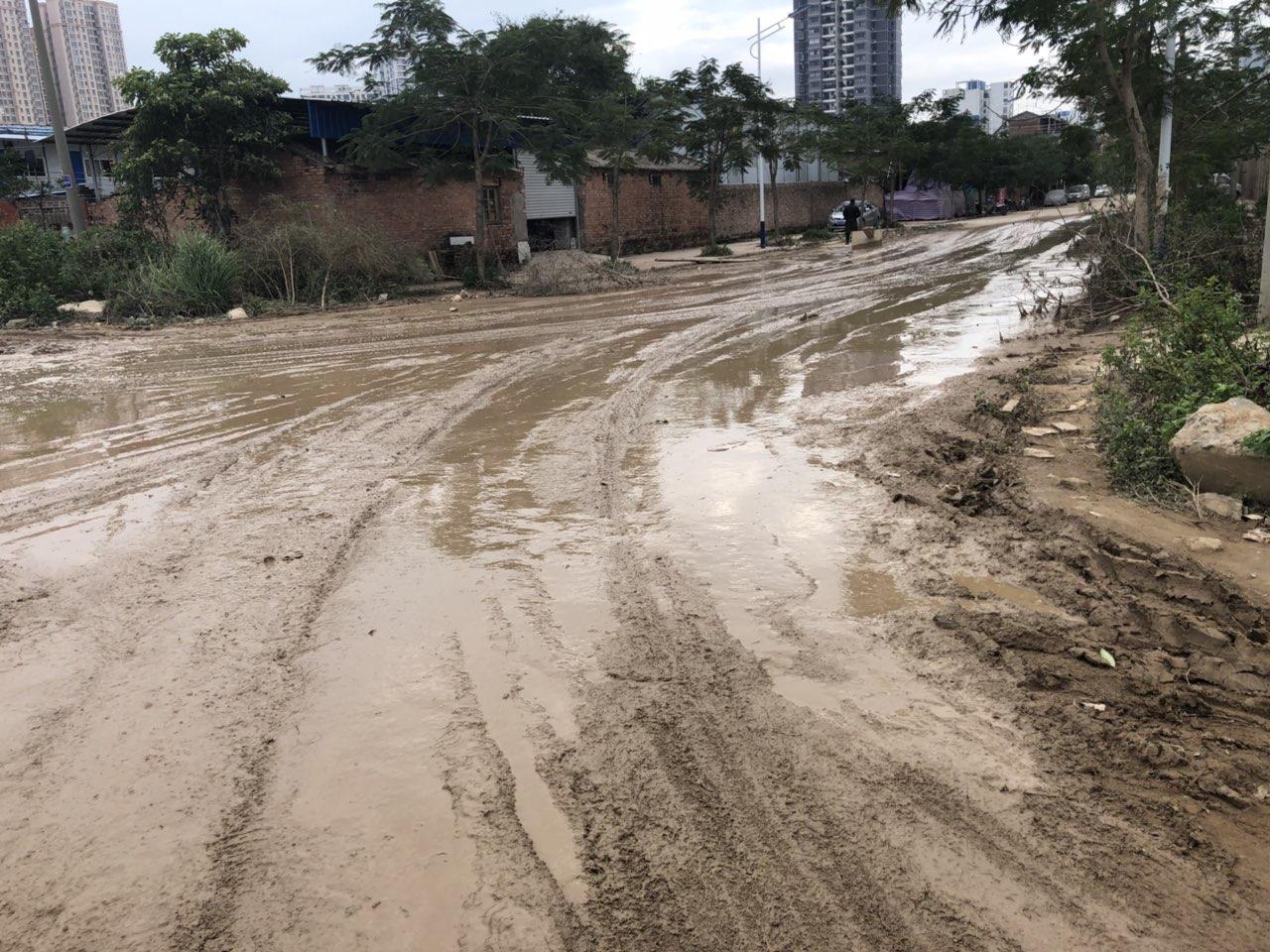 拉泥車天天進進出出好好的一條道路變成了泥巴路