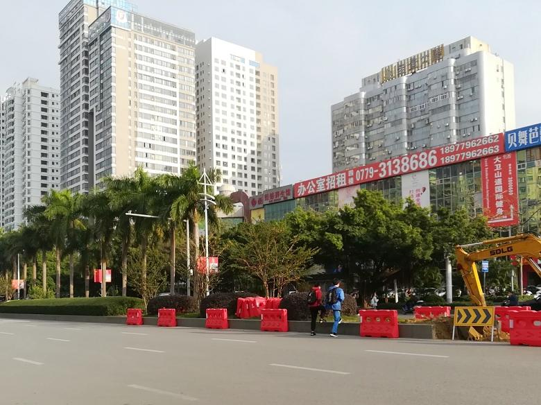 今天下午,骑电驴经过北海大道时代广场的路段,发现一台挖掘机站在路