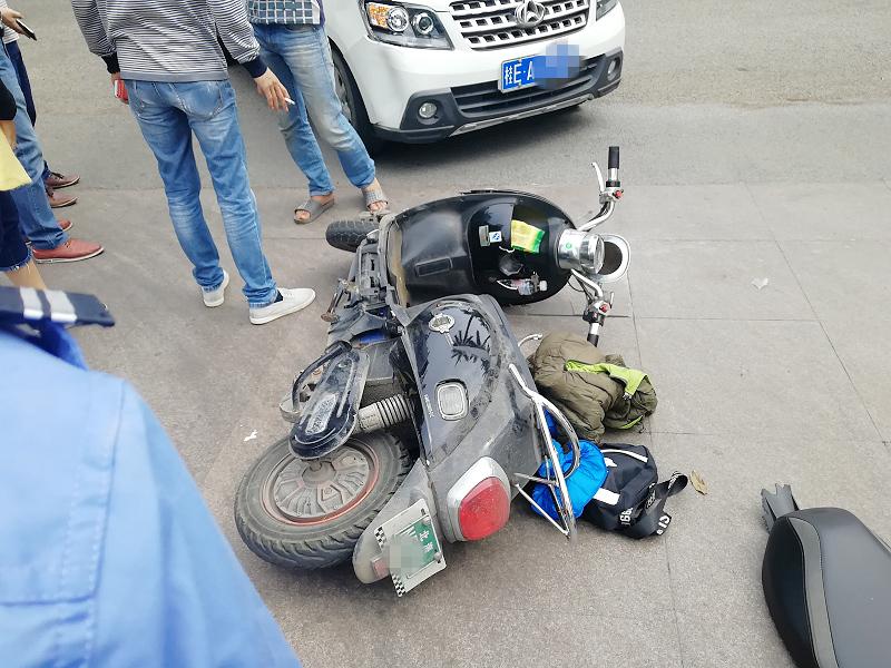 北海大道联通门口再次发生车祸,电动车碎了一地