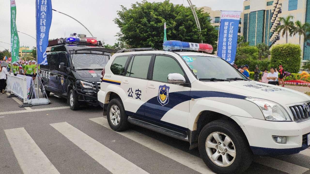 警察叔叔全程守护.