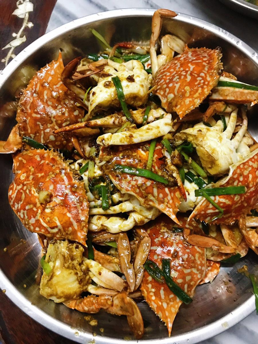 炒花蟹,只加葱姜蒜和蚝油炒,一口气吃了四个