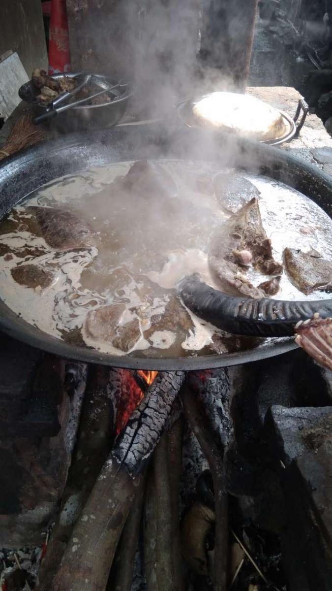 乡镇的柴火熬煮的大锅牛骨汤牛熟肉,隔着屏幕都闻到香味.