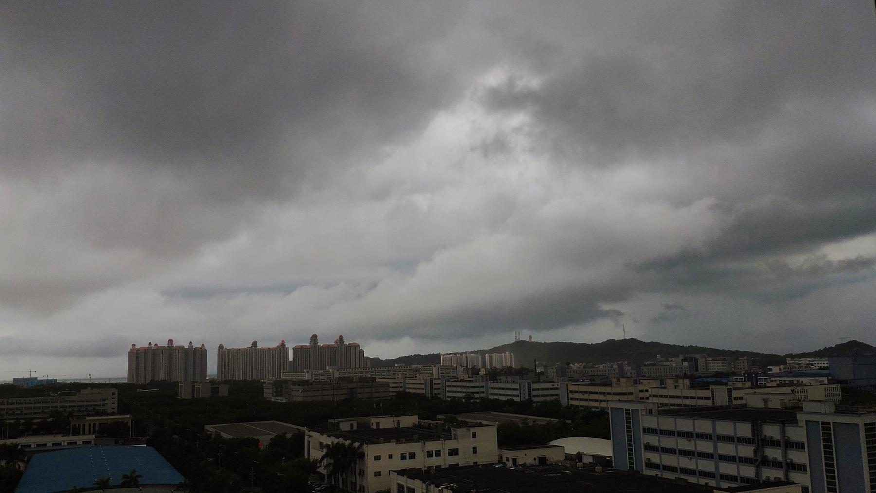 往窗户一看,满天的乌云,都快压到头顶了!这得下多大的雨啊?