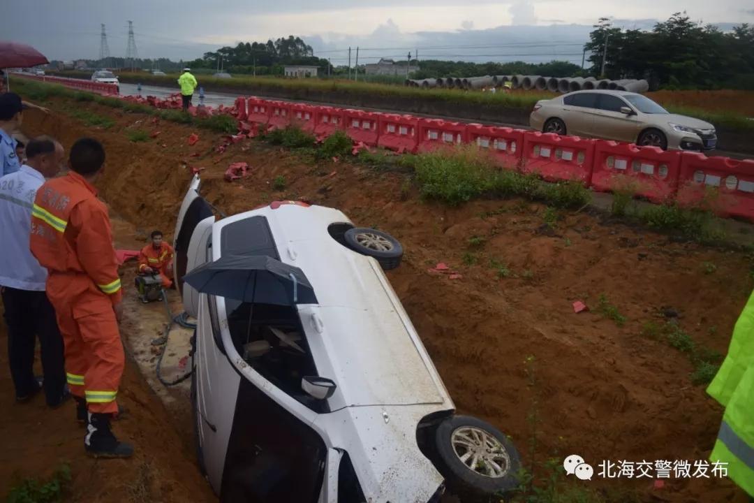 雨后湿滑的路面,容易导致车轮打滑,引发道路交通事故