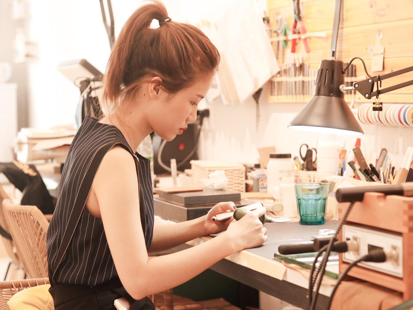 北海手艺人皮革是件有温度的东西来自90后美女皮具手作师的匠心