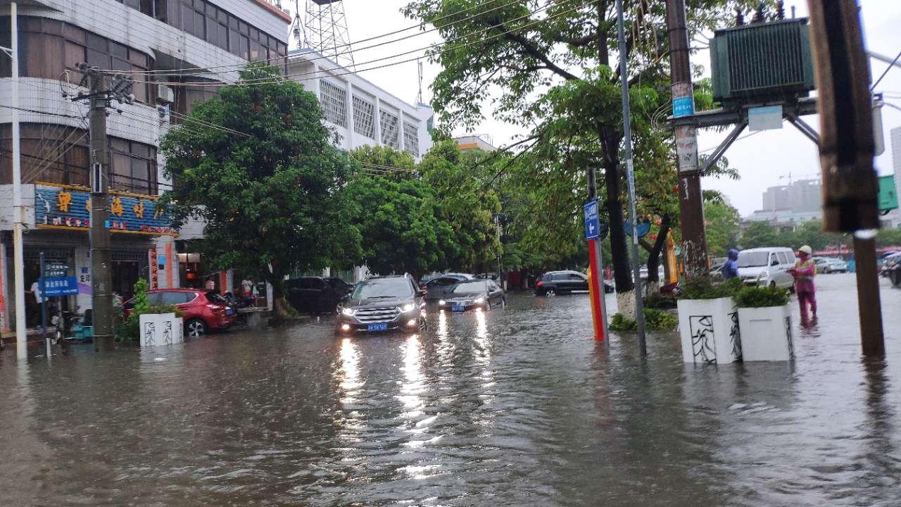 北海突降大暴雨!侨港内涝,大量汽车被淹