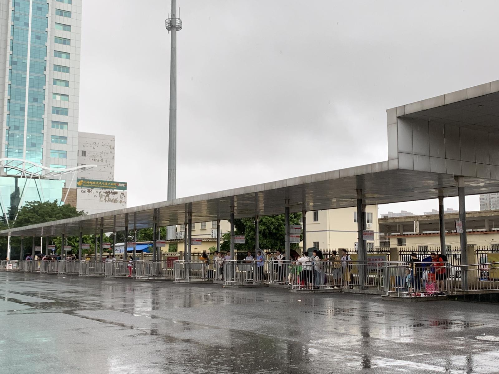 台风天风大雨大车难等北海火车站出站口游客扎堆