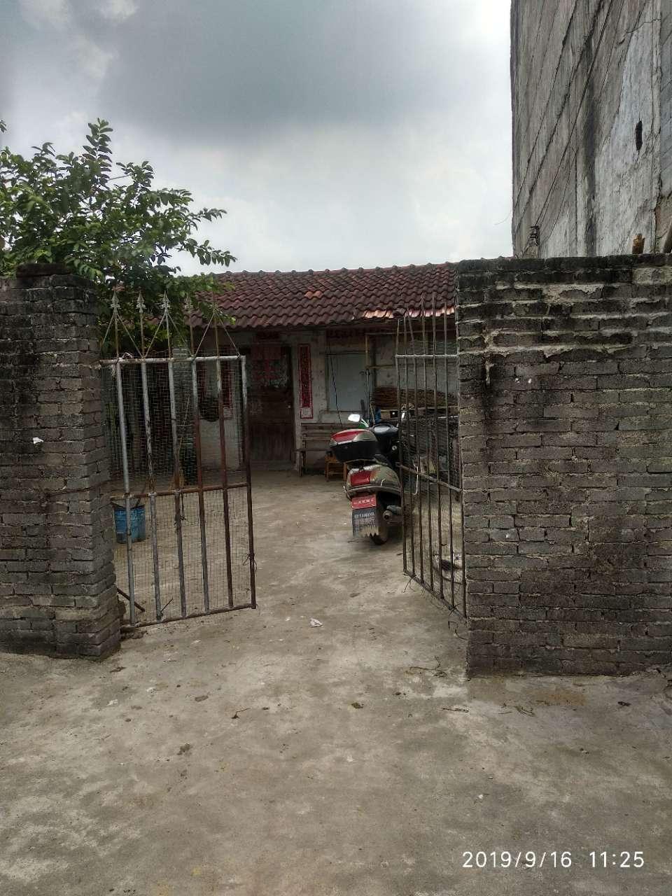 这是合浦残联拨款建的两间砖瓦平房,看起来有点小气了.