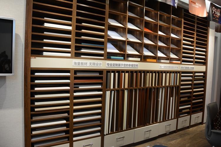 多种衣柜门板可以挑选,搭配各种风格的装修,毫无违和感