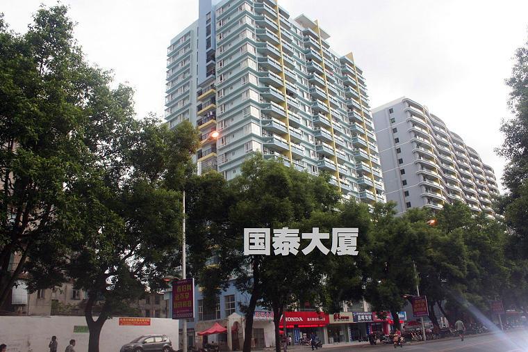 北部湾东路国泰大厦起火北海消防救出一个女人