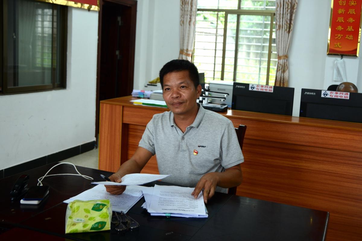 意识到这一不足后,联系了当地种植的能手,也就是如今的技术员廖小明