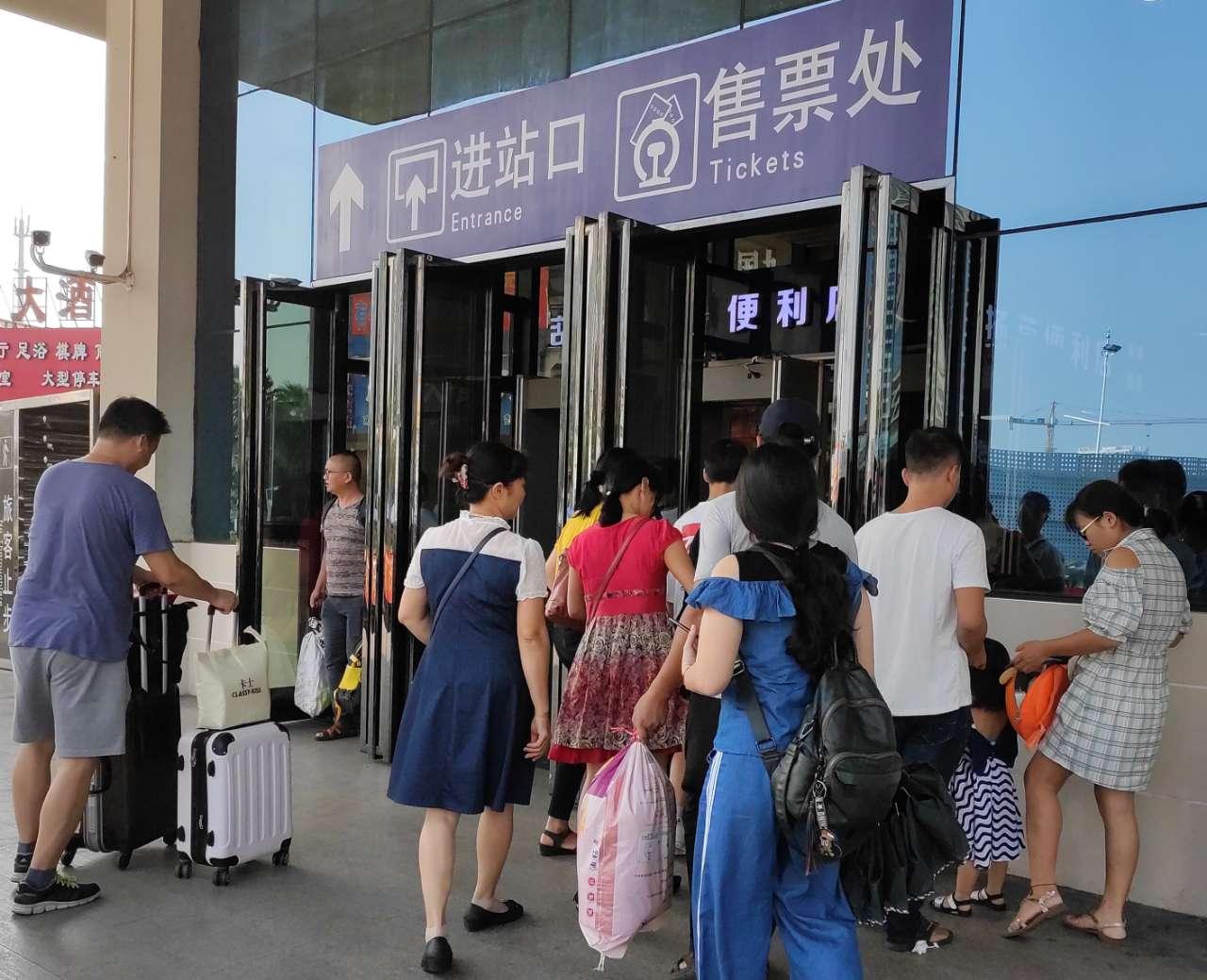 国庆第一天,北海火车站都是排队的人,差点赶不上动车