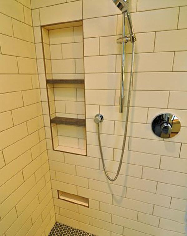 她跟我说现在的卫生间设计可人性化了, 连洗脚丫都有专门的地方,她