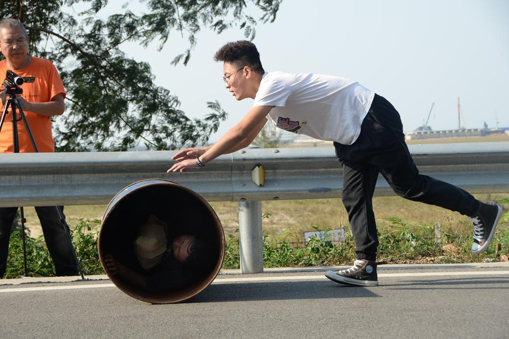 行为艺术家在北海钻进废弃推嵬袄锉推下山坡她的表演脑洞大开