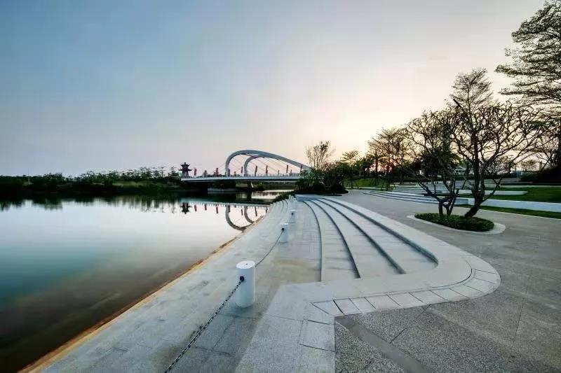亲水平台是雅居乐金海湾庞大配套的重要一环,也是金海湾区域旅游景观