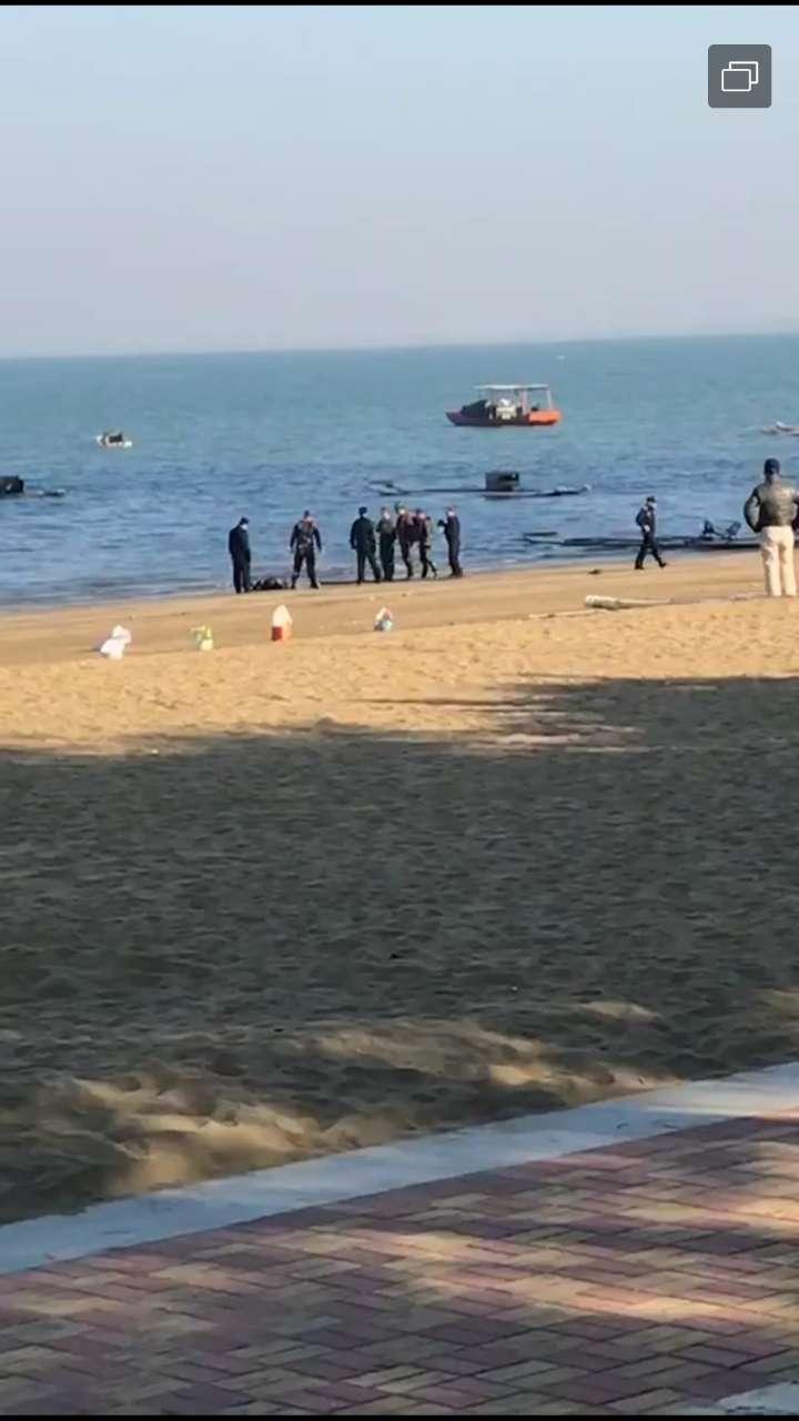 海景大道海滩,一人溺水被几个人从海里拖上海滩
