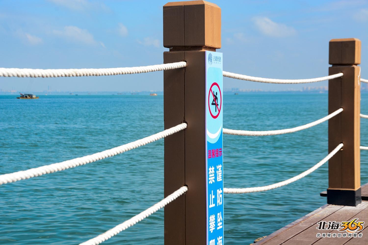 亭子北面原来的铁围栏也换成了木桩加麻绳,耐用复古又美观.