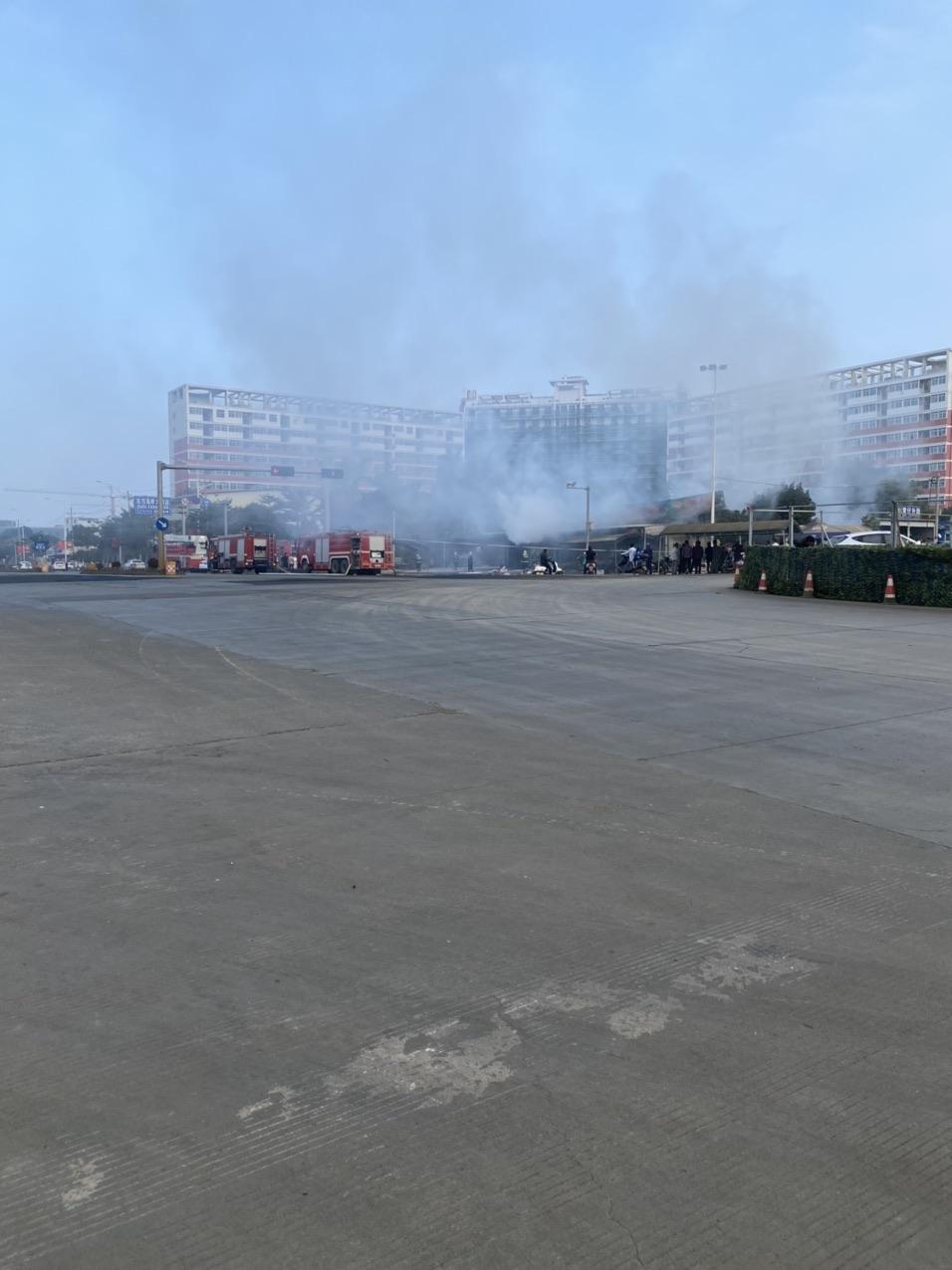 铁山港四号路一排商铺起火-北海时事开讲-北海365网(beihai365.com)