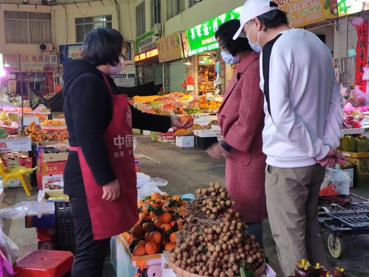 北海水果市场探价!摊主表示:生意难做,天天亏本