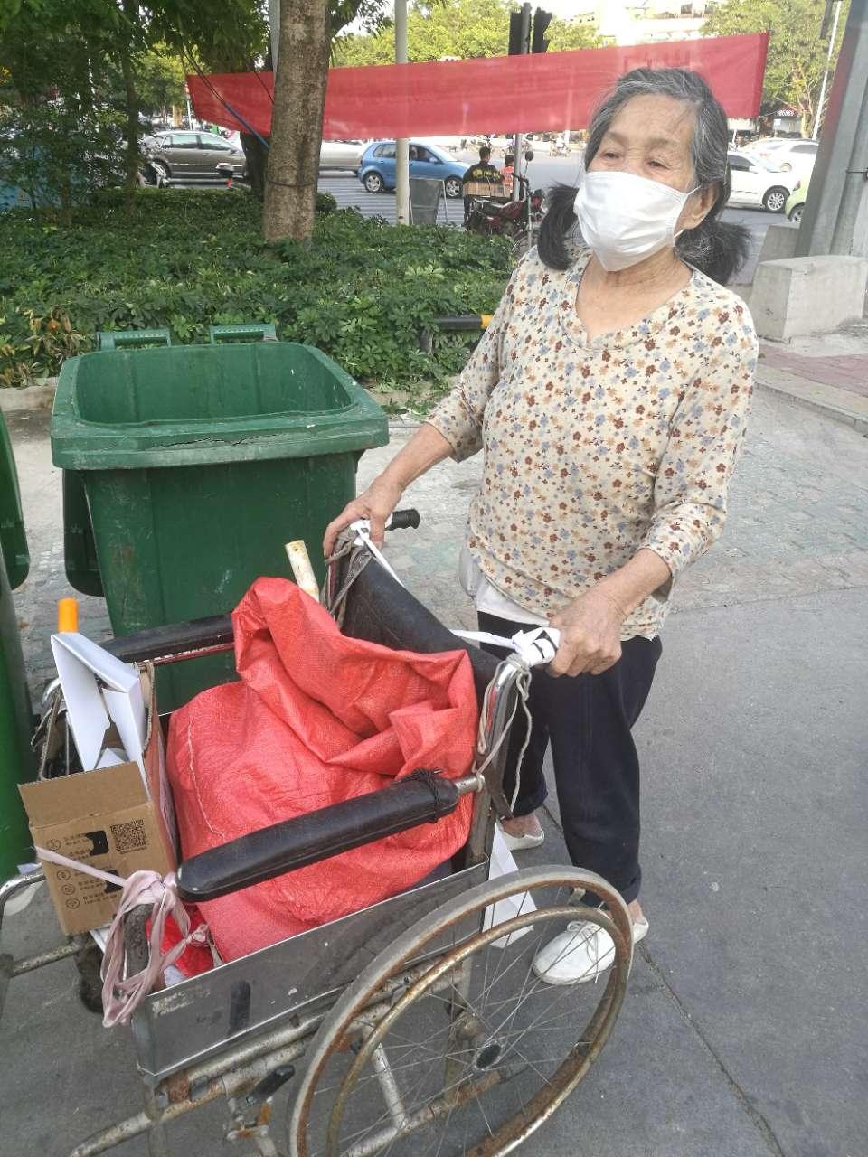 79岁阿婆还要出来捡垃圾解决温饱看着都心疼