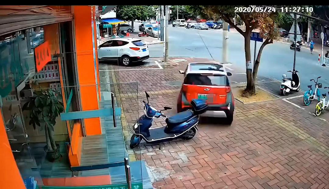 正面视角!女司机倒车撞向我家店铺的时候完全没有减速(大量视频)