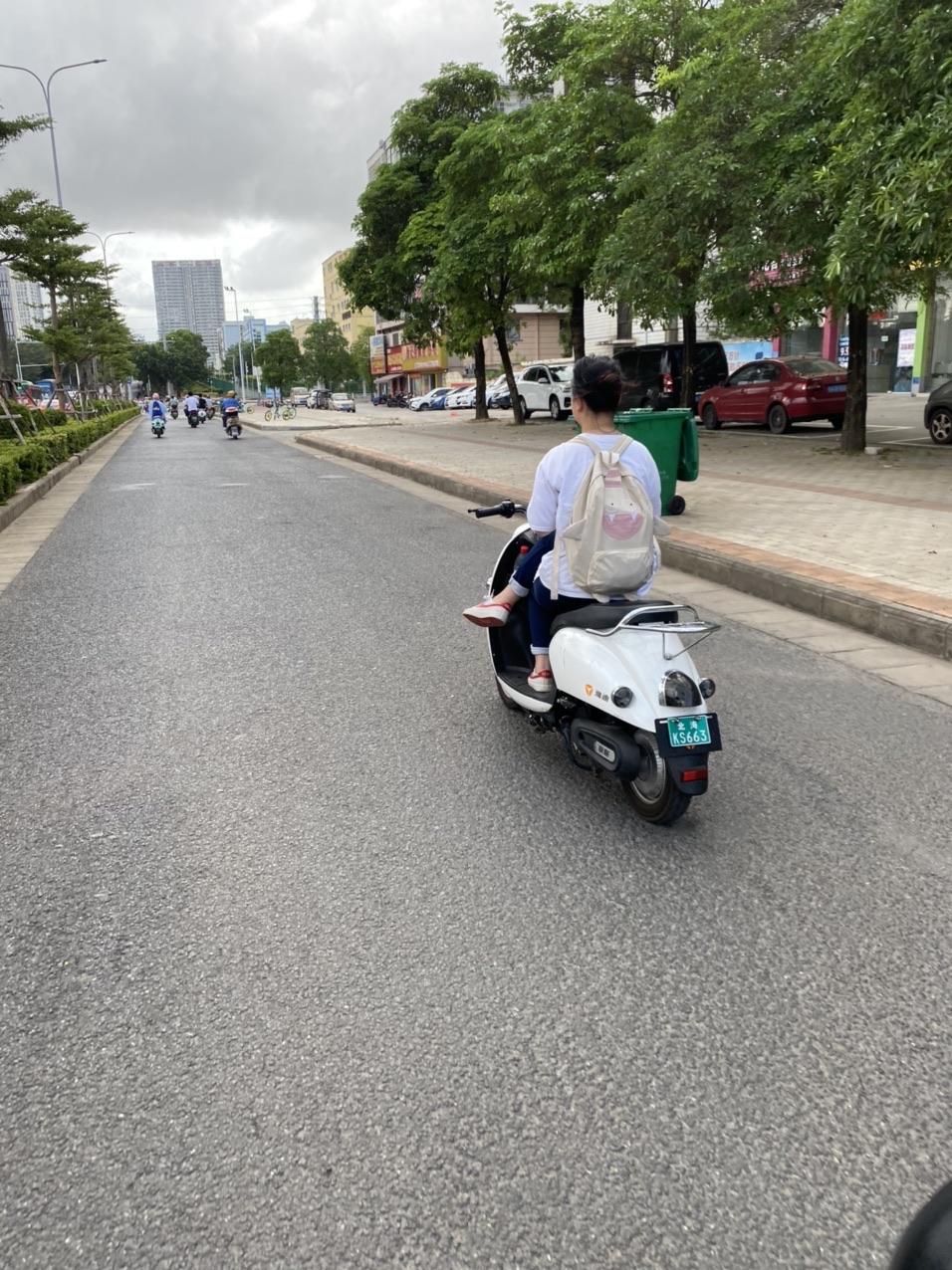 偶遇女学生潇洒开电动车