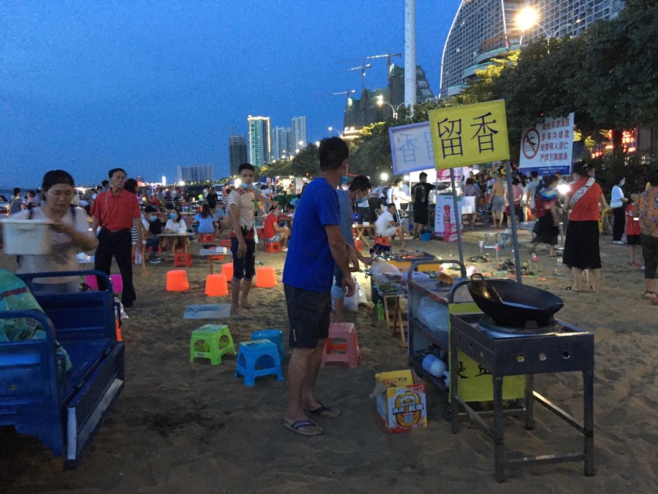 北岸海滩之殇多家烧烤摊挺进沙滩占用公共区域