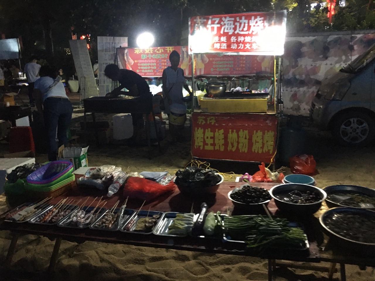 北岸海滩之殇～多家烧烤摊挺进沙滩,占用公共区域