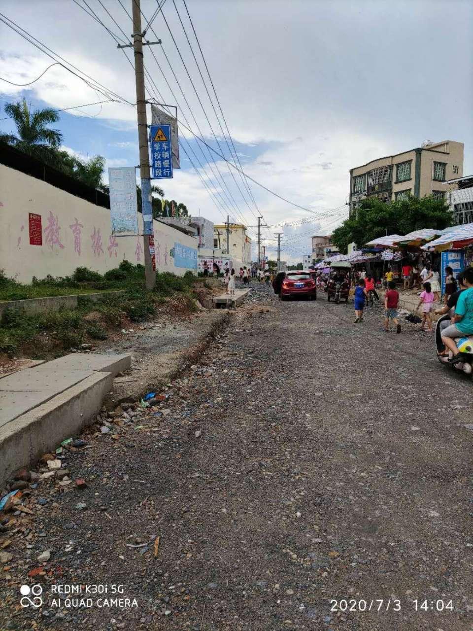 曝光合浦县山口镇某"小学〃门口边一个专门〃坑"小学生的极度危险的