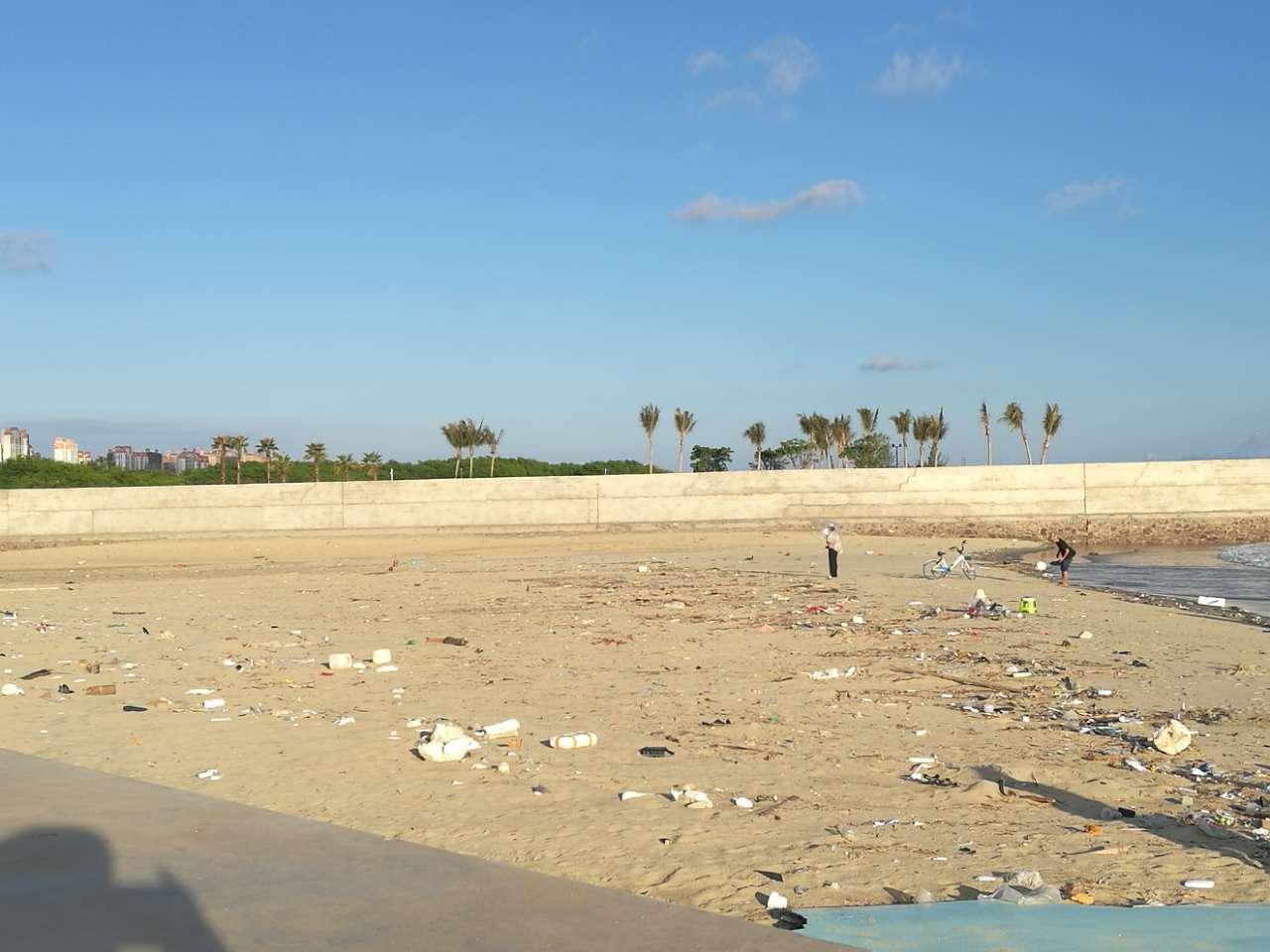 大墩海海滩的沙滩上的垃圾满地都是没有人清扫