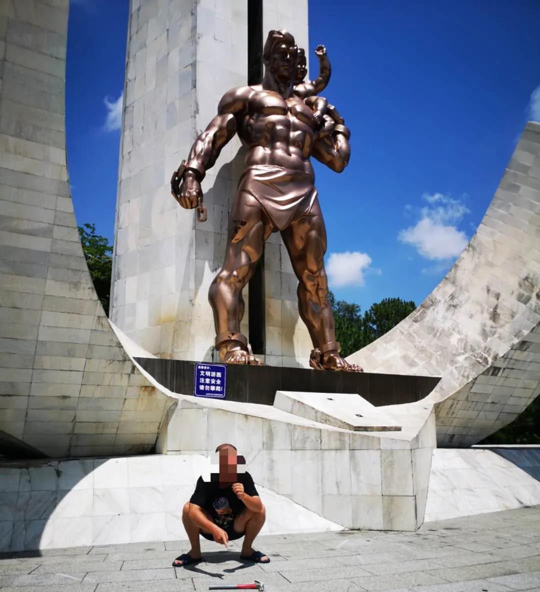 丢了工作福成男人竟用铁锤猛砸长青公园烈士雕像