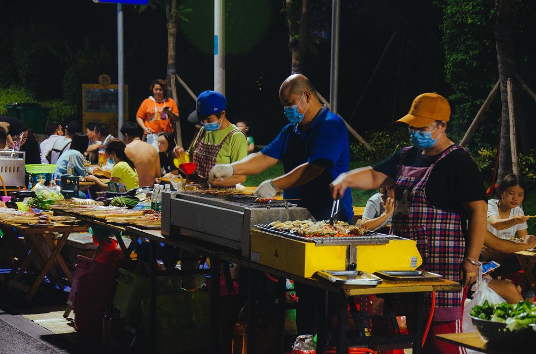 3个月后再看天府路夜市烧烤牛排小吃摊生意最火但周围很干净