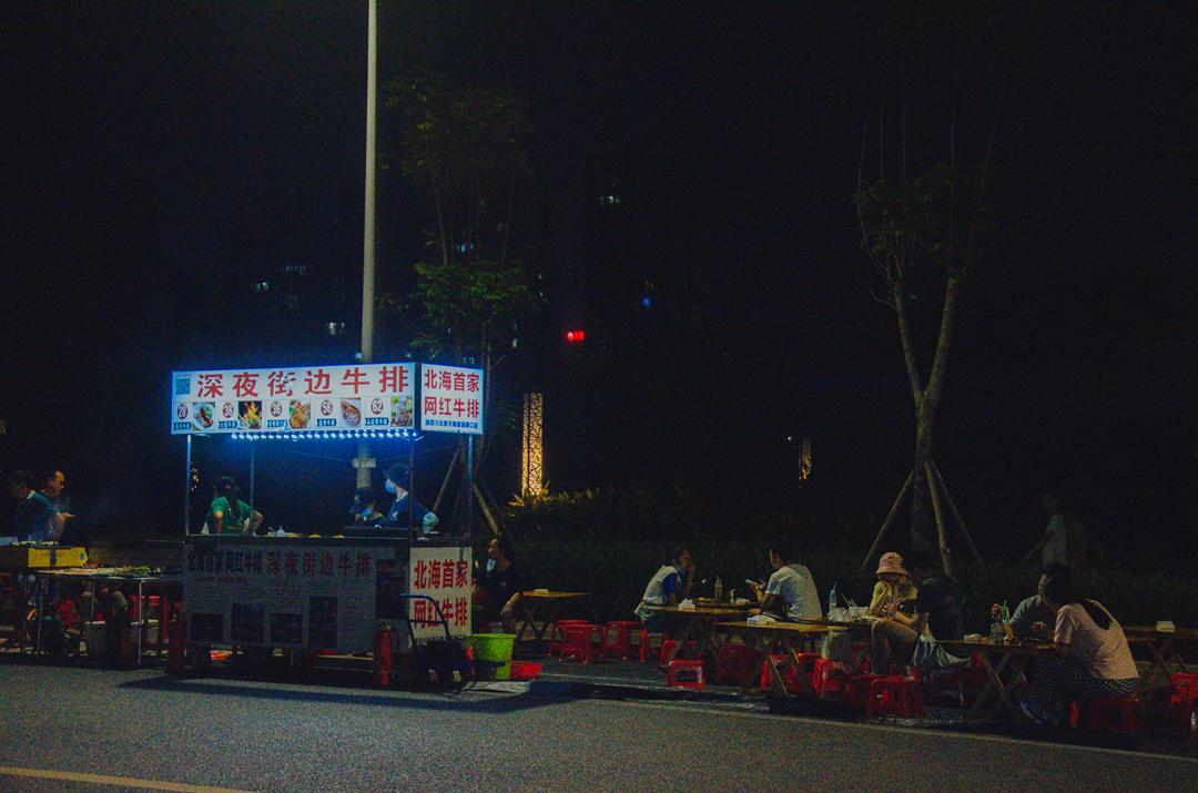 3个月后再看天府路夜市烧烤牛排小吃摊生意最火但周围很干净