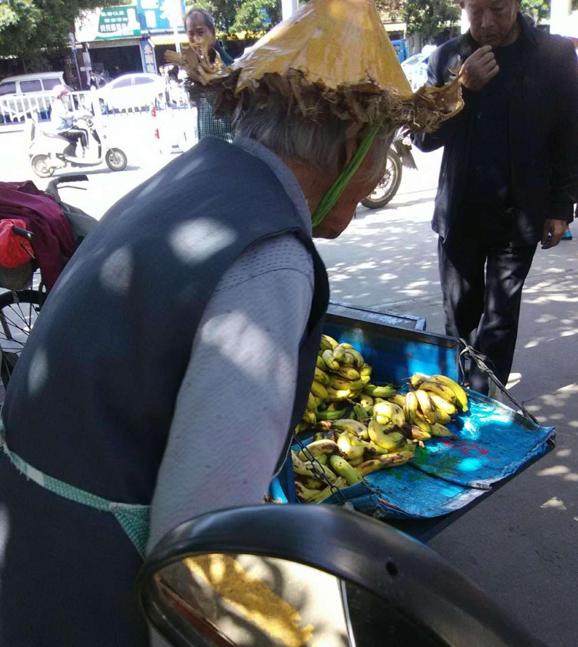 北海市年纪最大的摆地摊卖香蕉的老奶奶