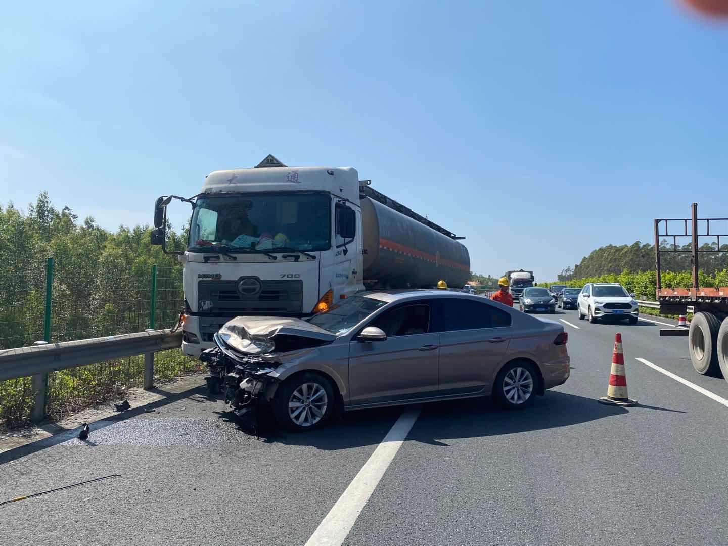 没注意车距就变道小车在高速公路上被危化品大车撞残