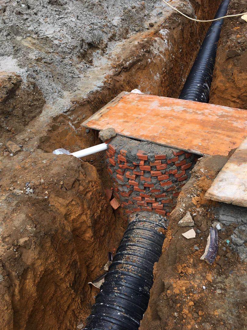 屋仔村背街小巷改造,有人把生活污水管直插入雨水管道,臭气熏天