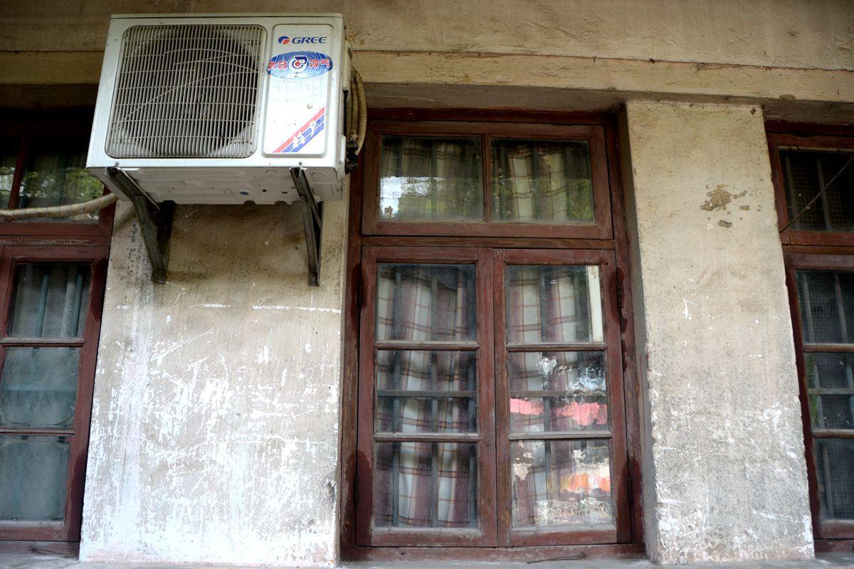 楼前停放着一辆有点年代的老式自行车,这座宿舍楼的窗户还是小时候