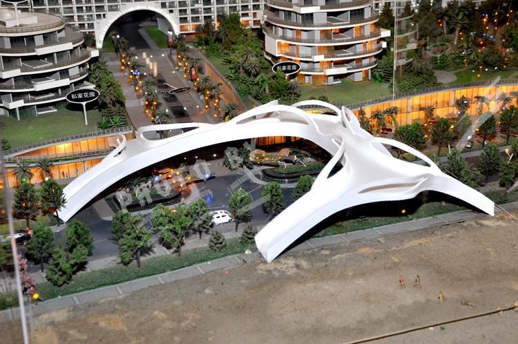 航拍图时,我突然想起,北部湾1号中间这里,本来是计划做一个艺术天桥的