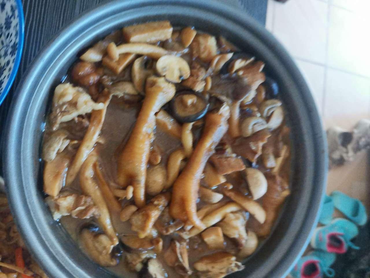 月底,没钱了,买了十块钱杂菇九块鸡爪,三块钱鸡胗,一天就如此.