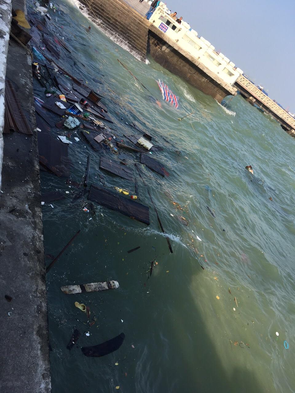 外沙海面上,垃圾成堆,随着海浪漂流