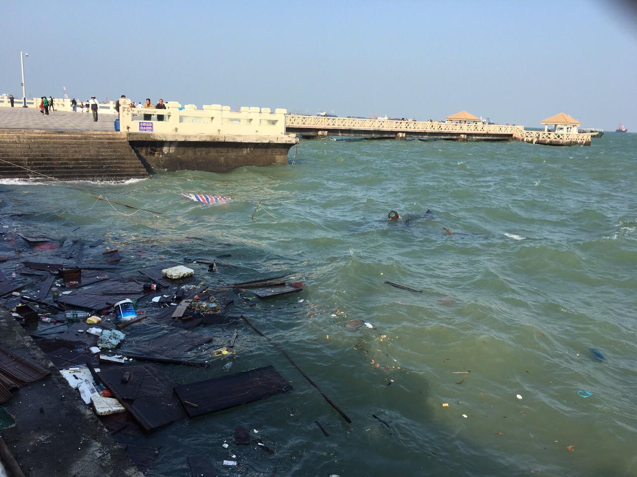 外沙海面上,垃圾成堆,随着海浪漂流