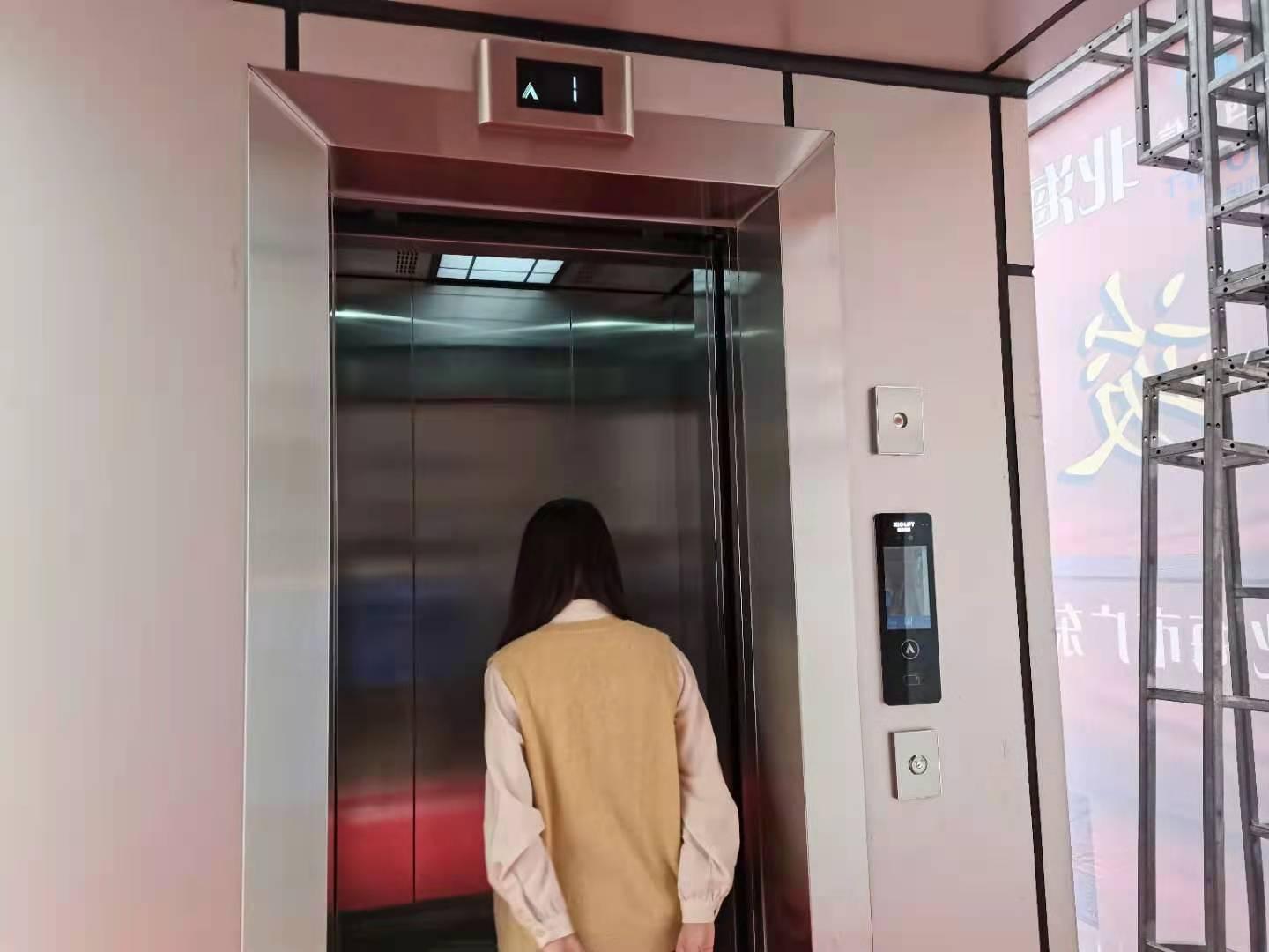 北海第一台!公务员小区步梯楼加装电梯完工,人脸识别完美防蹭