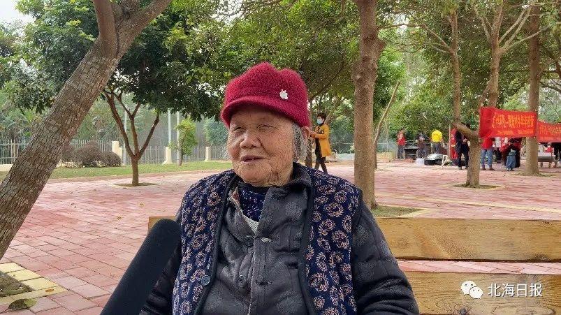 休养院老人李大妈在接受记者采访