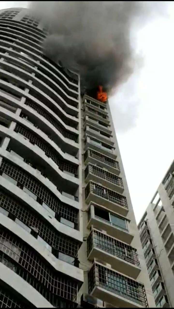 北海悦发大厦高层楼房着火,消防车已经赶到现场,着火原因不详(小编