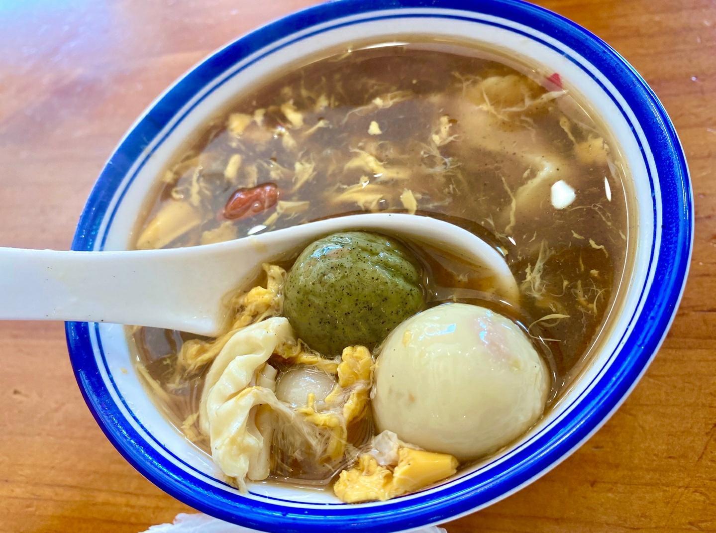 加上糯米粉做成的鸡屎藤汤圆清香软糯,别有一番风味.