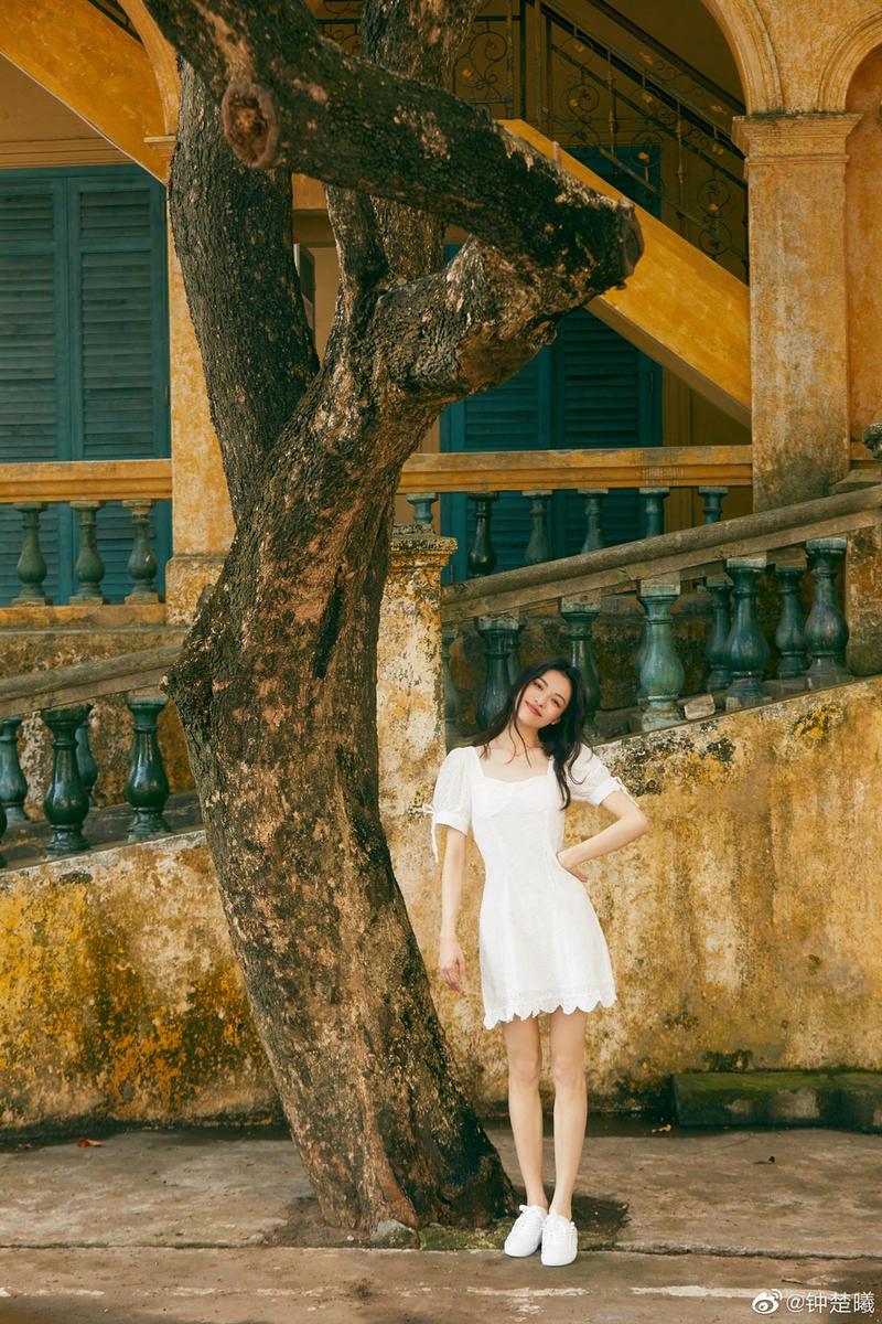 张张惊艳!美女明星钟楚曦,在北海打卡拍写真大片