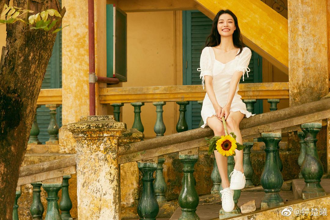 张张惊艳!美女明星钟楚曦,在北海打卡拍写真大片